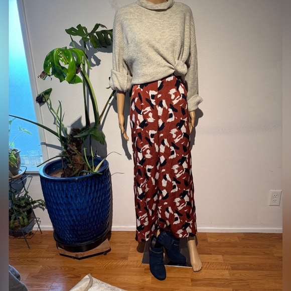 Want major power vibes? This Lush silky deep orange, navy& white jumpsuit is it - Picture 7 of 14